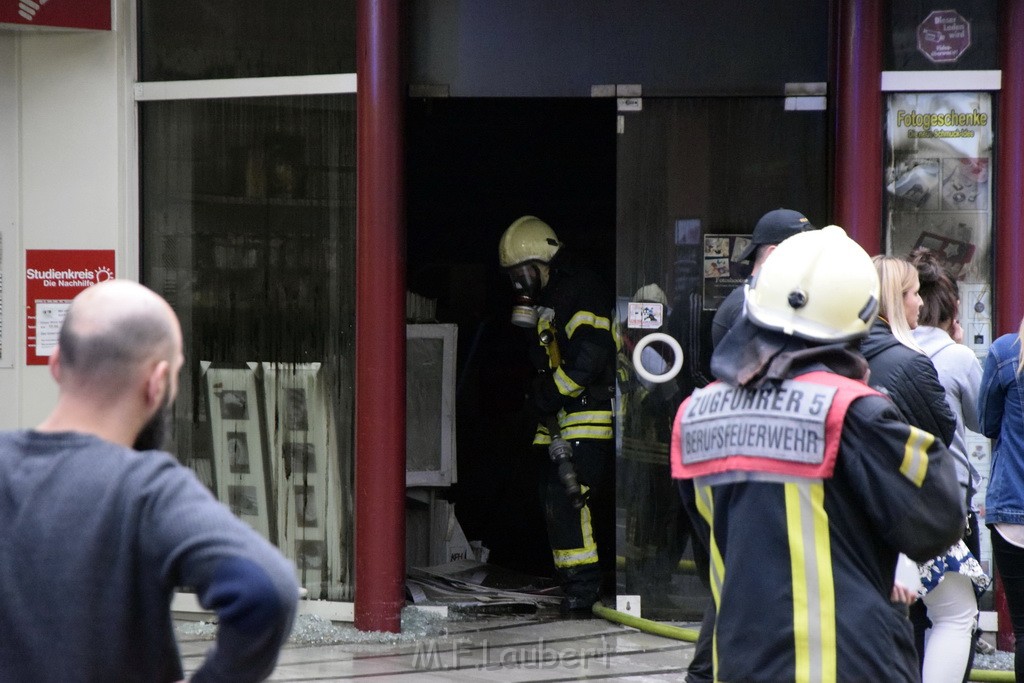 Feuer 2 Koeln Nippes Neusserstr P250.JPG - Miklos Laubert